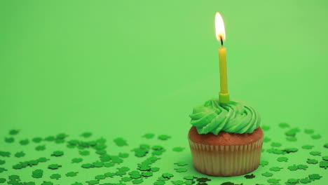 St-patricks-day-cupcake-with-shamrock-confetti