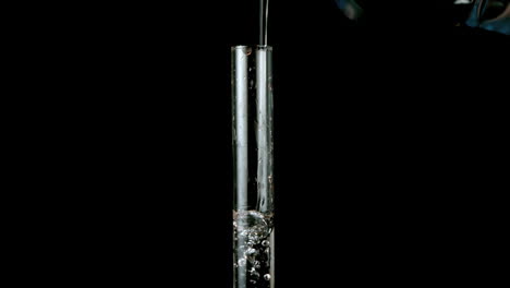 Wasser-In-Reagenzglas-Gießen