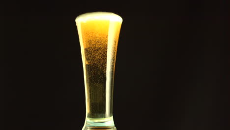 Bier,-Das-Ein-Glas-überfüllt