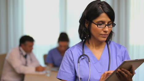 Nurse-working-with-tablet