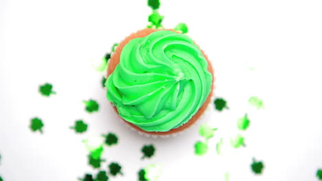 St.-Patricks-Day-Cupcake-Dreht-Sich-Mit-Grünem-Kleeblatt-Konfetti-Fällt