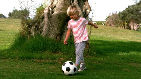 Niño-Regateando-Con-El-Balón-De-Fútbol