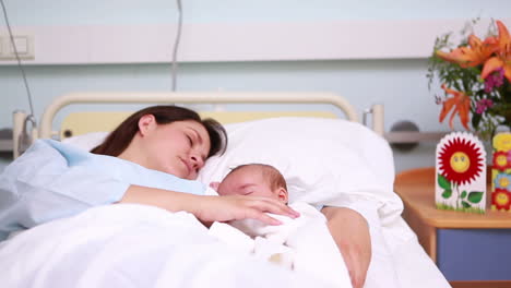 Mother-and-newborn-baby-sleeping-in-the-same-bed