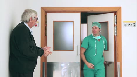 Surgeon-talking-in-the-corridor