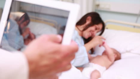 Bild-Einer-Mutter-Und-Eines-Neugeborenen,-Aufgenommen-Von-Einem-Mann-Mit-Einem-Tablet