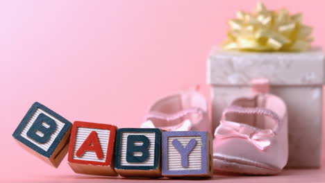 Baby-Bausteine-Umgekippt-Vor-Babyschuhen-Und-Geschenk-Box