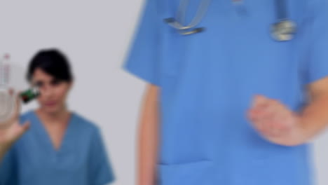 Krankenschwester-Nutzt-Digitalen-Touchscreen,-Um-Verschiedene-Medizinische-Bilder-Anzusehen