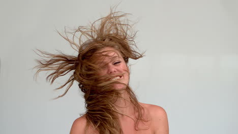 Mujer-Sacudiendo-Su-Cabello-Después-De-Una-Ducha