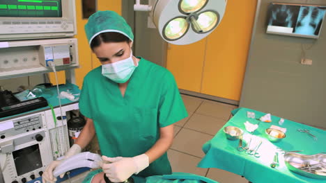 Paciente-Tumbado-En-La-Mesa-De-Operaciones-Junto-A-Los-Cirujanos.