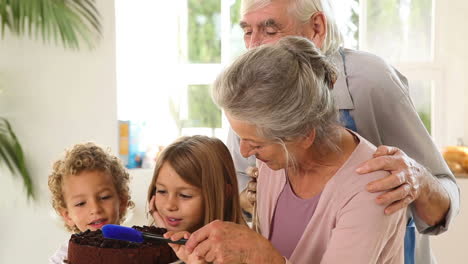 Abuelos-Y-Niños-Haciendo-Salsa-De-Chocolate-