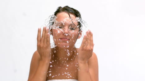 Woman-splashing-her-face-with-water