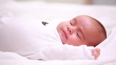 Neugeborenes-Baby-In-Windeln-Liegt-Auf-Einem-Bett-Mit-Decken
