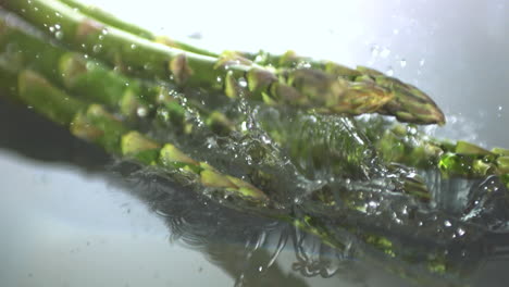 Aspargus-stalks-dropping-in-water