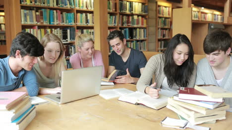 Grupo-De-Estudiantes-Aprendiendo-En-Una-Biblioteca