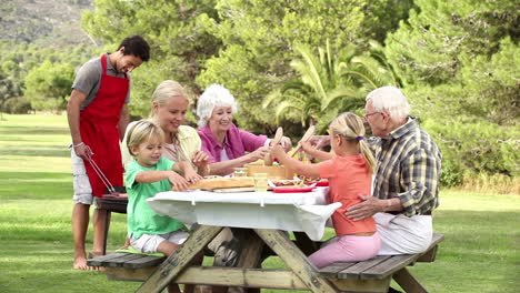 Drei-Generationen-Familie-Beim-Picknick