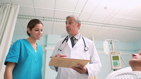 Equipo-Médico-Hablando-Con-Un-Paciente-En-Una-Cama