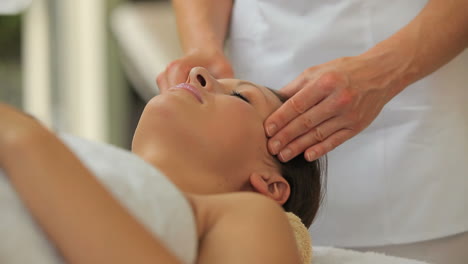 Woman-having-a-head-massage