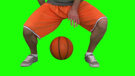 -Mann-Dribbelt-Einen-Basketball-Vor-Grünem-Hintergrund