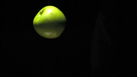 Green-apple-rotating-in-the-air