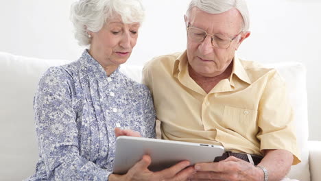 älteres-Paar-Das-Ein-Tablet-Verwendet
