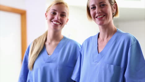 Enfermeras-Mirando-A-La-Cámara-Mientras-Sonríen