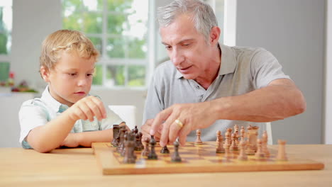 Niño-Aprendiendo-A-Jugar-Ajedrez-Con-Su-Abuelo