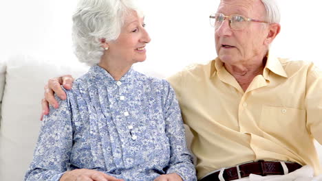 Pareja-De-Ancianos-Hablando-En-Voz-Baja