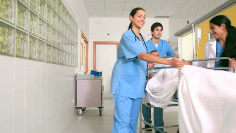 Krankenschwestern-Fahren-Einen-Patienten-Mit-Einer-Sauerstoffmaske-Auf-Seinem-Bett