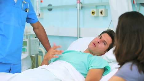 Male-nurse-talking-to-a-patient
