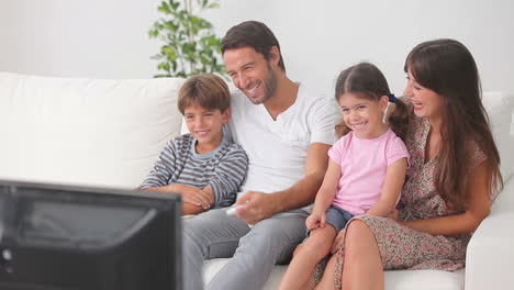 Familia-Feliz-Viendo-La-Televisión