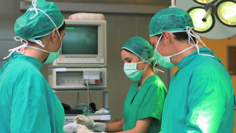 Surgical-team-operating
