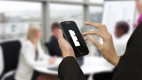 Geschäftsfrau-Die-Smartphone-In-Der-Besprechung-Verwendet