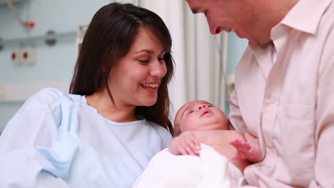 Madre-Y-Padre-Con-Un-Bebé-Recién-Nacido