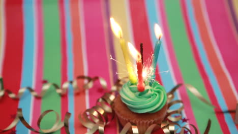 Cupcake-De-Cumpleaños-Con-Bengala-Y-Vela