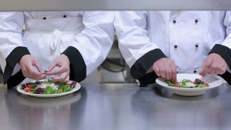 Cocineros-Dando-El-Toque-Final-Para-Servir-La-Comida