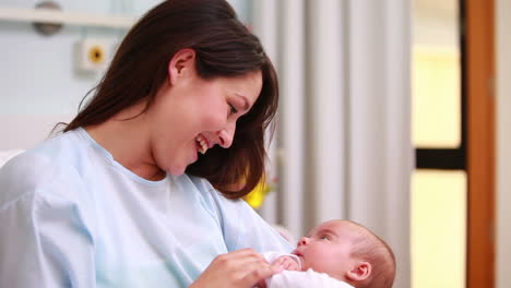 Lächelnde-Mutter-Blickt-Auf-Ein-Neugeborenes-Baby