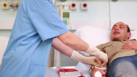 Nurse-looking-after-a-transfused-patient