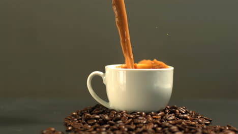 Kaffee-Wird-In-Eine-Tasse-Auf-Einem-Berg-Kaffeebohnen-Gegossen
