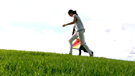 Madre-Y-Su-Hija-Corriendo-Con-Cometa