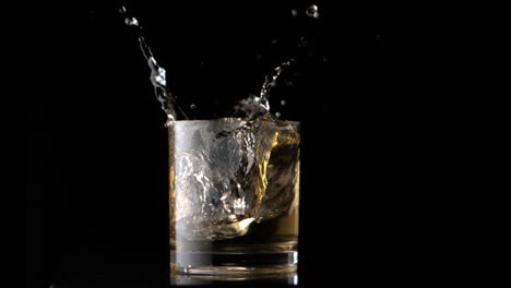 Eiswürfel-Fallen-In-Whisky