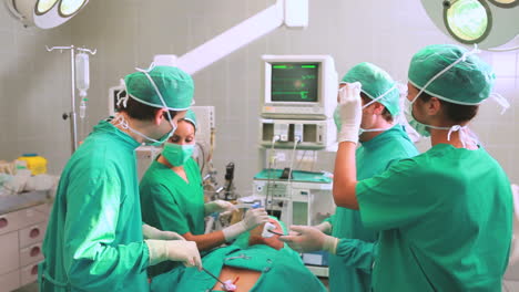 Fokus-Auf-OP-Team-Neben-Chirurgischen-Instrumenten
