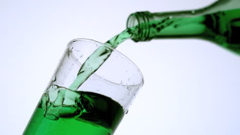 Grüne-Flüssigkeit-In-Glas-Gießen