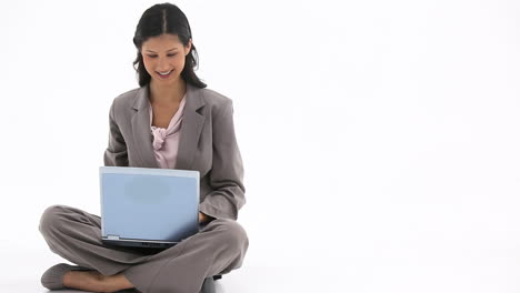 Mujer-Sentada-Mientras-Usa-Una-Computadora-Portátil