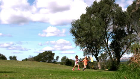 Niña-Y-Niño-Corriendo-Con-Cometa