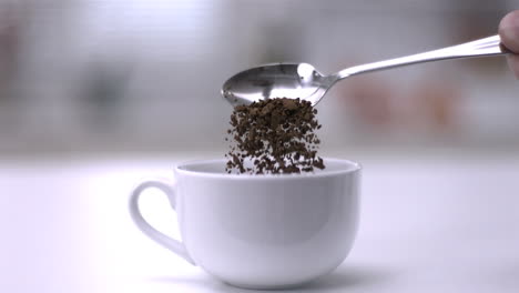 Instantkaffee-Aus-Teelöffel-In-Eine-Weiße-Tasse-Gießen-