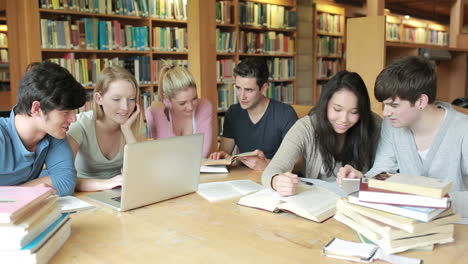 Estudiantes-Aprendiendo-En-Una-Biblioteca