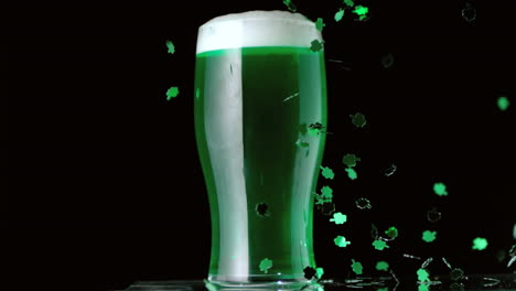 Kleeblatt-Konfetti-Fällt-Vor-Einem-Halben-Liter-Grünem-Bier