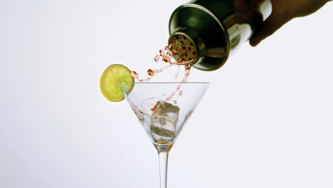 Hand-Gießt-Cocktail-Aus-Cocktail-Shaker-Ins-Glas