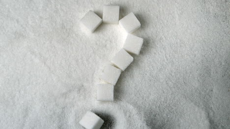 Fragezeichen-Aus-Zuckerwürfeln-Auf-Einem-Zuckerhaufen