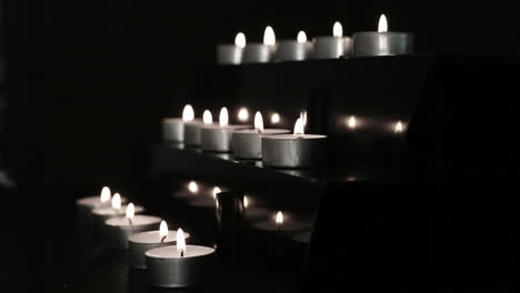 Velas-En-El-Altar-Siendo-Apagadas